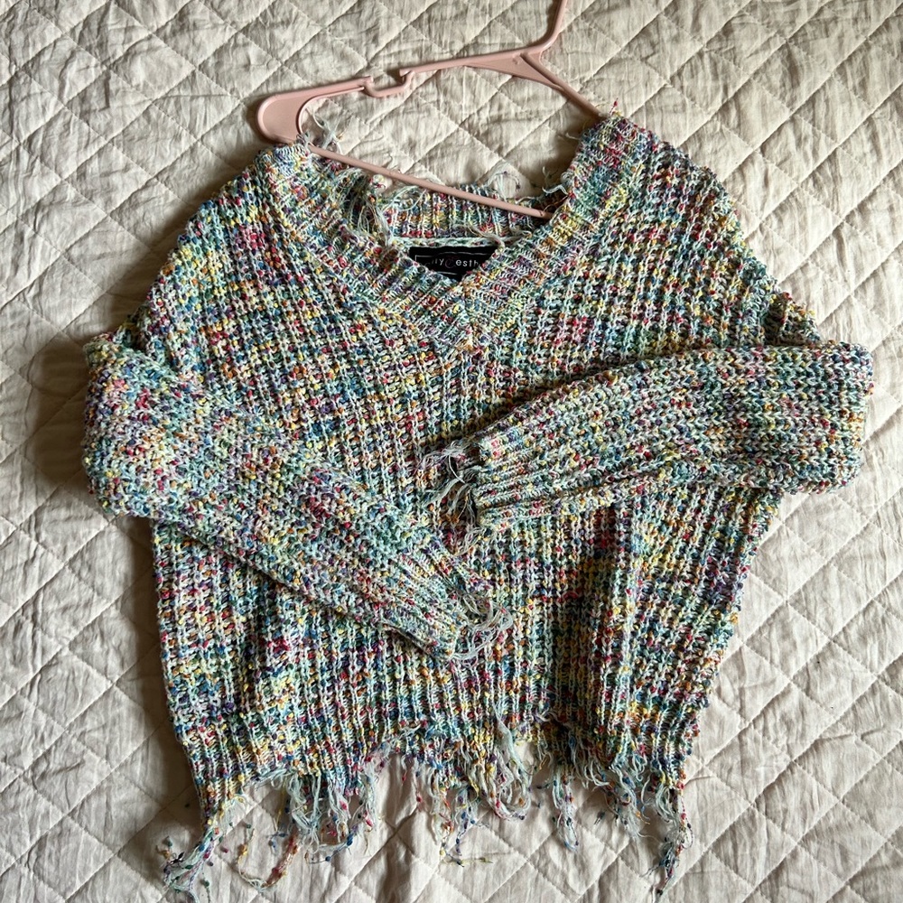 Pollyesther distressed sweater